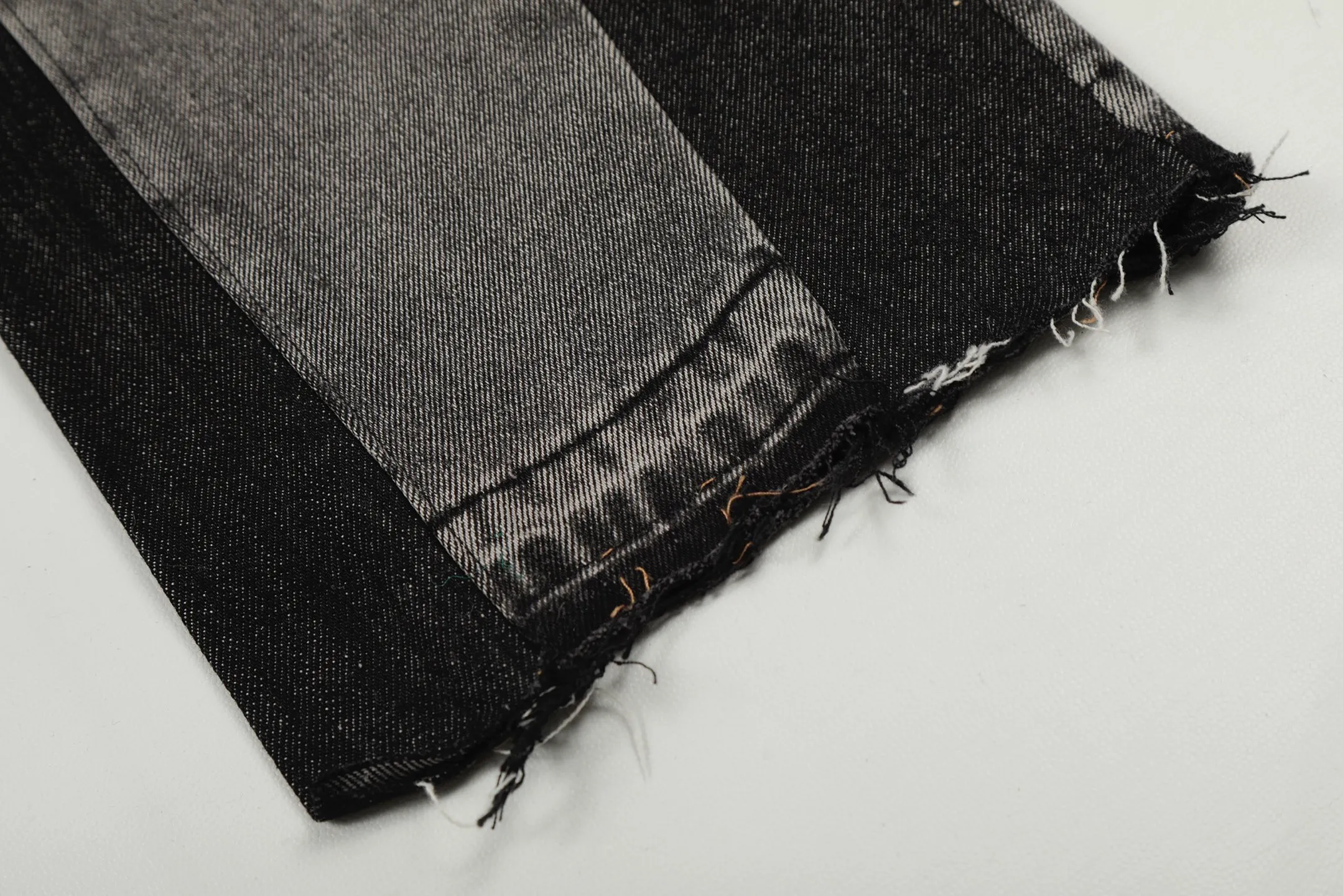 #8212 P246💰 GALLERY DEPT. LA Flared The first generation of Vintage spliced loose washed flared jeans - The original version is purchased and patterned to truly restore the ultimate texture of Vintage - The original hardware accessories, washed and other elevators, QR code analysis are all purchased from the original factory, high degree of restoration, you are welcome to compare with a certain product ~ - Three-dimensional version, loose and comfortable, not picky about the figure, taller and slimmer, factory Seiko, original factory quality control, same style for men and women, can be matched with couples Versatile recommendation: must-have jeans for all seasons - Sizes: 28 30 32 34 36